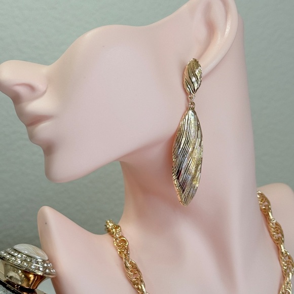 Elegant Gold Drop Earrings - Picture 3 of 7